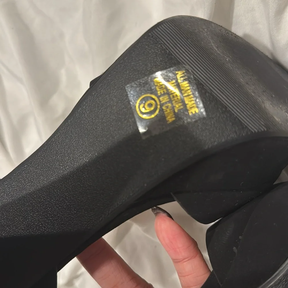 BLACK HEELS - Picture 7 of 10